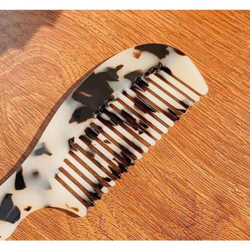 Hair Comb In Beige Marble Pattern - Picture 2 of 6